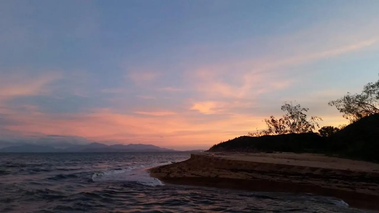 Shambhala Retreat Magnetic Island Cottages Nelly Bay Holiday home